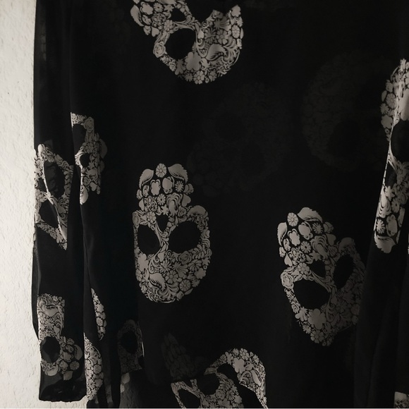 Black Sheer Flowy Long Sleeve Blouse with Skull Pattern size Women‘s Small - Picture 3 of 3